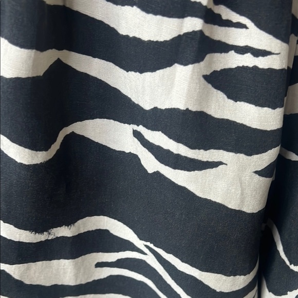 H & M Black and White linen blend shorts size Medium - Picture 8 of 8